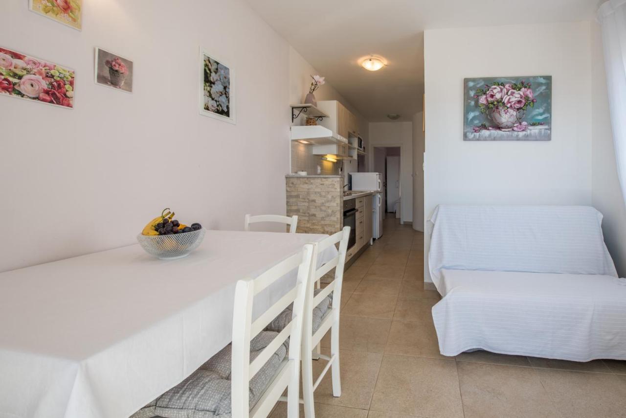 Apartments Amneris Trogir Exteriör bild
