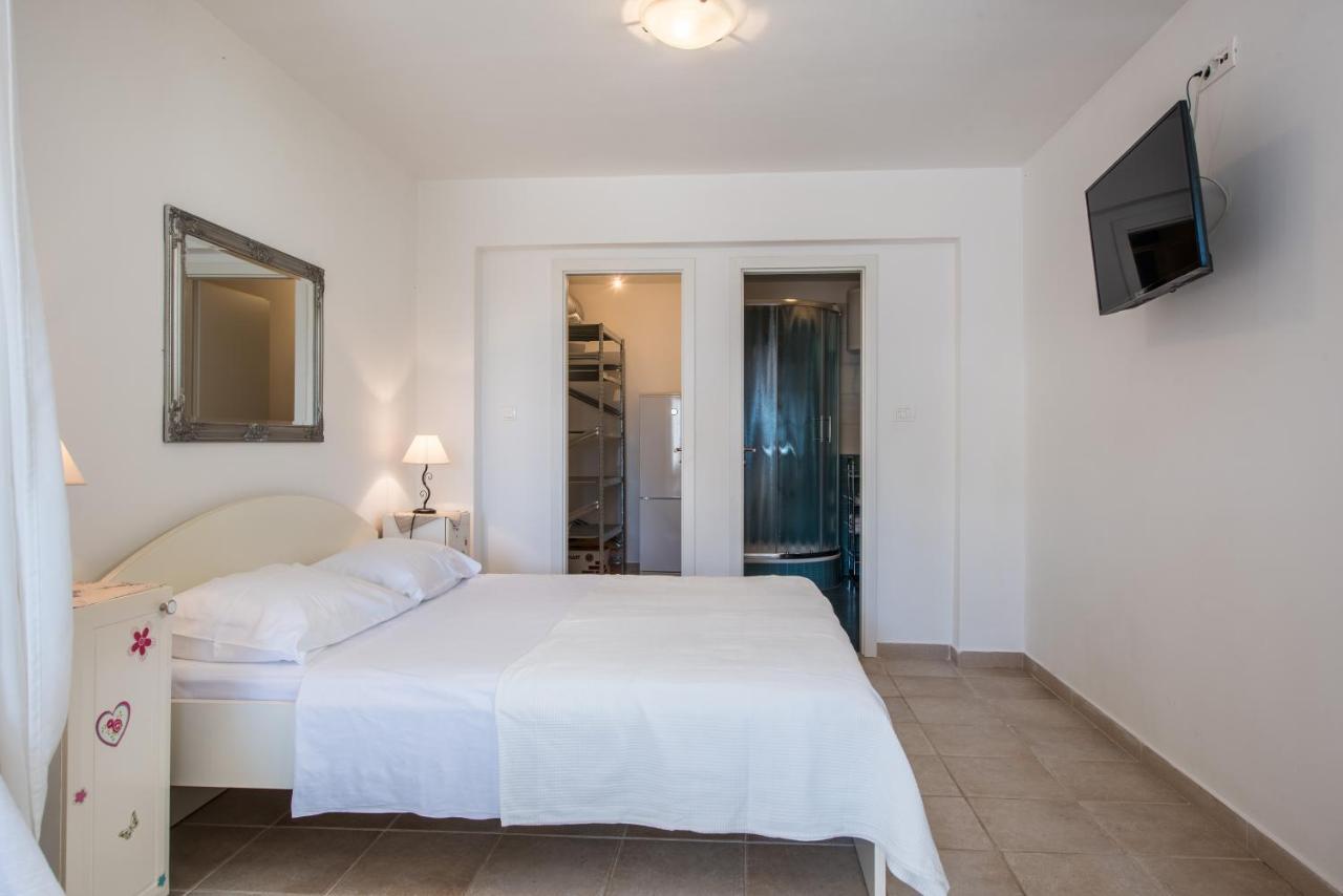 Apartments Amneris Trogir Exteriör bild