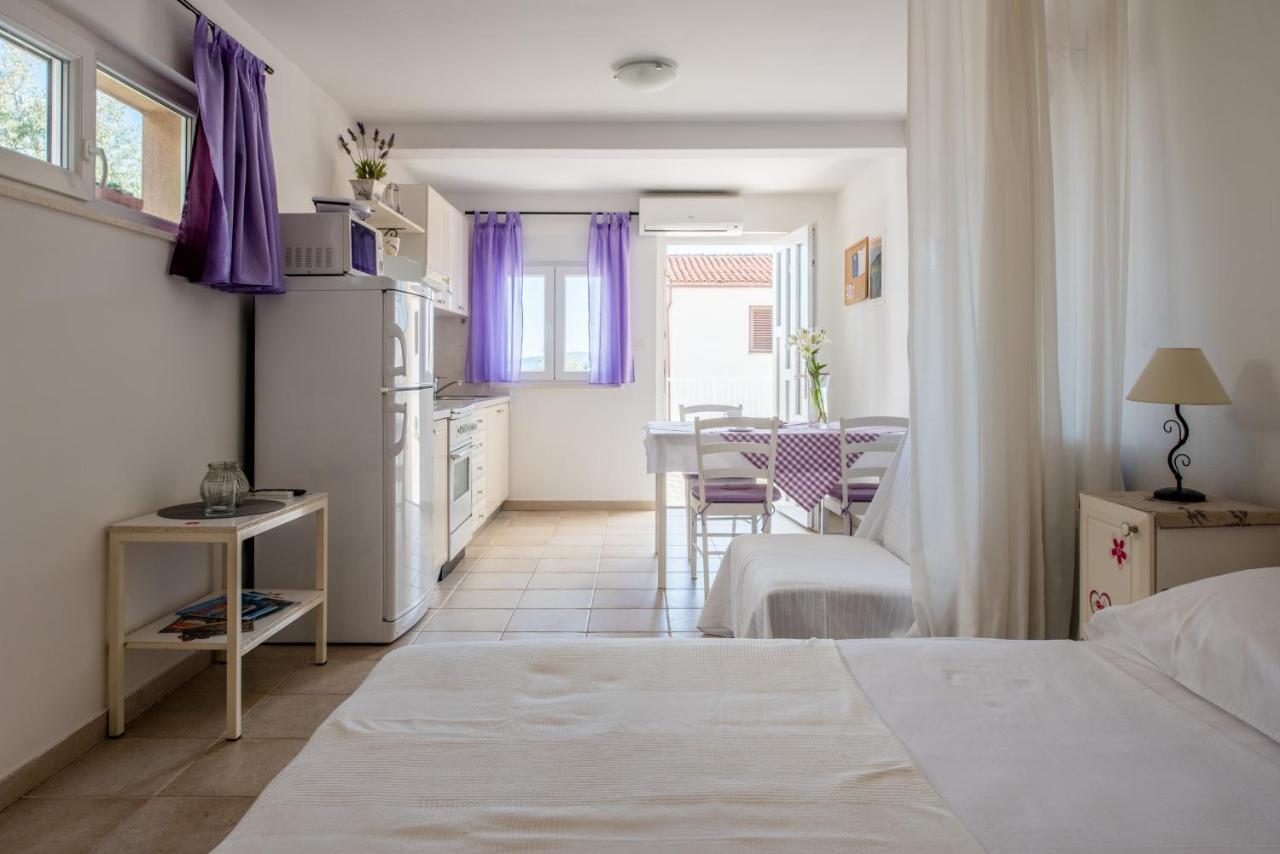 Apartments Amneris Trogir Exteriör bild